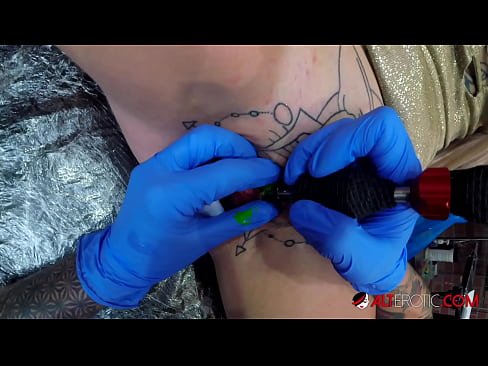 ❤️ Ekstremt tatoveret hottie Sully Savage fik en tatovering på sin klitoris Fucking at da.sex-porntube.ru ❌