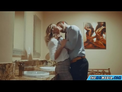 ❤️ Når en barmfagre blondine forfører dig på et offentligt toilet Fucking at da.sex-porntube.ru ❌